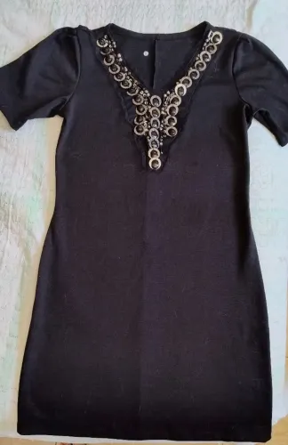 Vestido preto com detalhes brilhantes