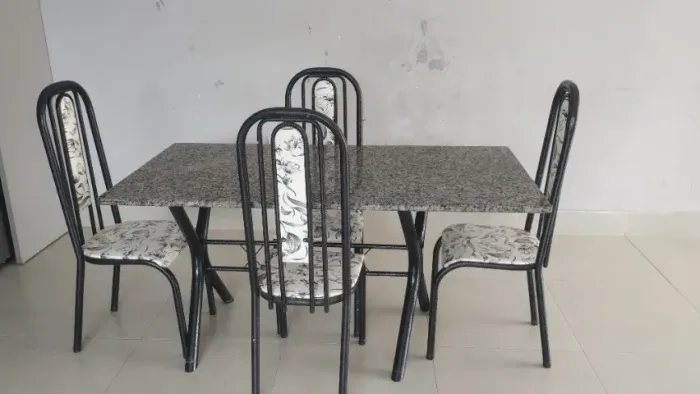 Mesa tampo de pedra  com 4 cadeiras