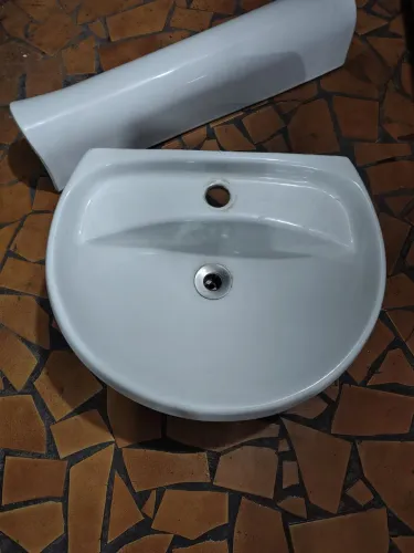 Pia de banheiro de louça com coluna.