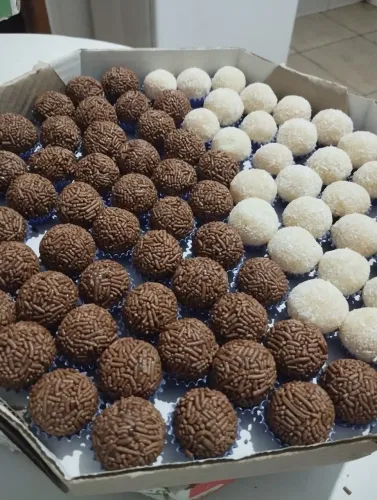 CENTO DE BRIGADEIROS PRA FESTA 