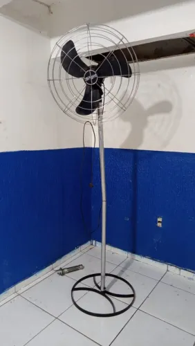 Ventilador em pé