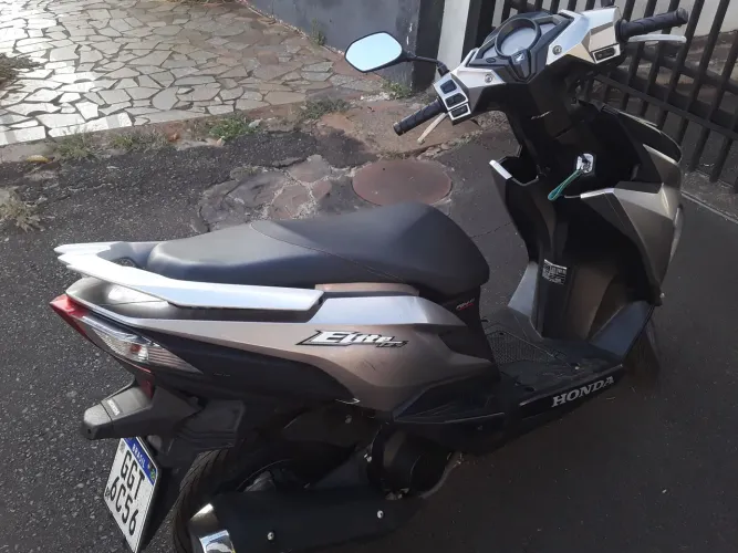 Vendo moto Honda elite 2023