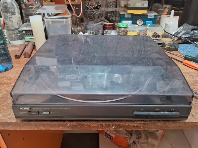 Toca discos Aiwa automático funcionando perfeitamente com capsula magnética eagulha nova.