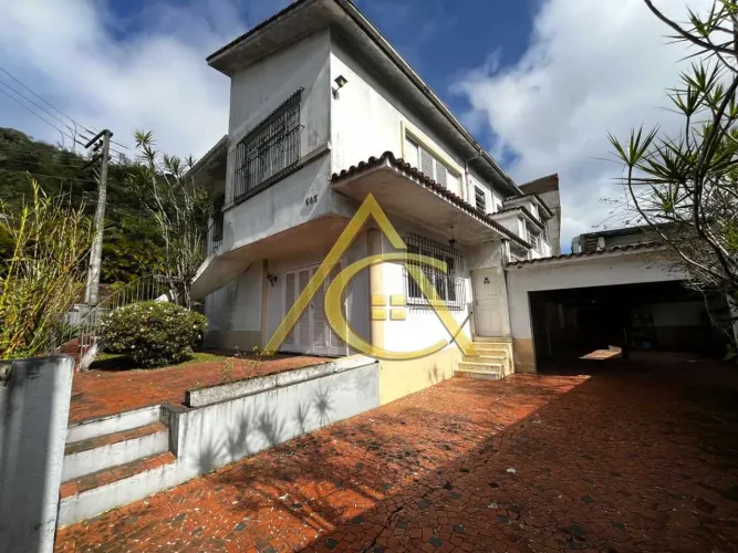 Casa Ampla em Localização Privilegiada no Quitandinha - 330 m² de Terreno | Tranquila Rua