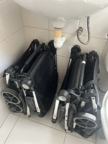 Carrinho Infanti com bebê conforto e suporte para o carro