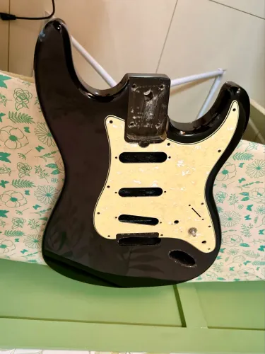 Corpo de guitarra preto