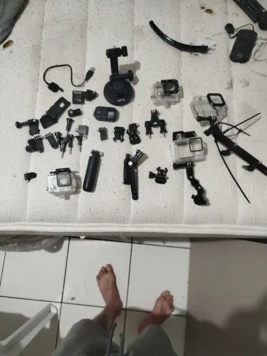 Vários suportes de Gopro, controle e case.