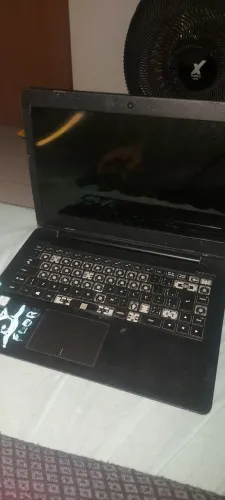 Notebook de 1 terá com pessas funcionando unica coisa quebrada é a tela e os teclados.