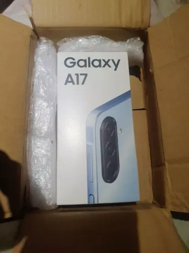 Samsung Galaxy A17 128GB 4G Lacrado | Galaxy com IA + Câmera 50MP OIS