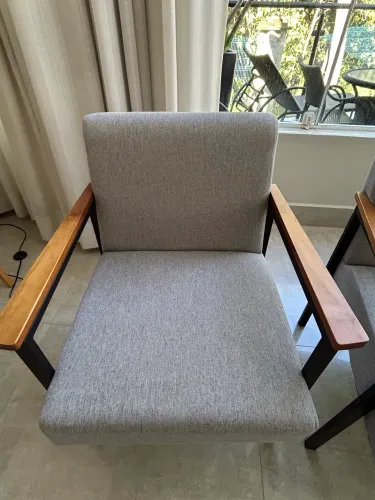 Imperdível ! Kit de duas poltronas de linho densidade D28 e apoio de braços em madeira