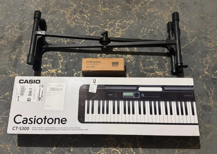 Kit Teclado Musical Casio Casiotione CT-S300 61 Teclas + Suporte e Pedal Sustain.