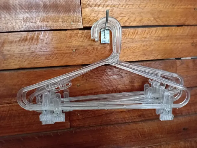 Cabides de acrílico com presilhas