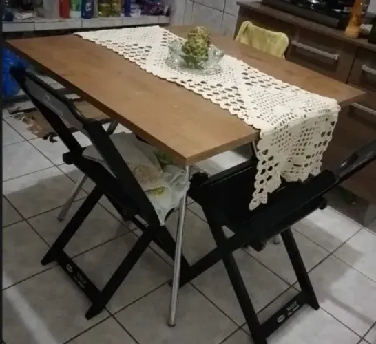 Mesa de jantar com pés de inox