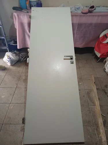 Porta 2,10 x 0,70 com ferragens.