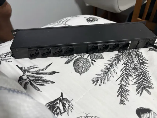Filtro de Linha / Régua Profissional LL9T-6KD (8 Tomadas p/ Rack 19") - Detalhe no Cabo