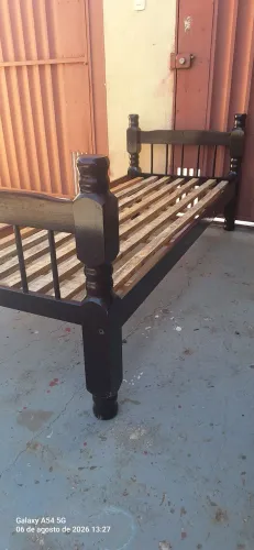 Cama de solteiro de madeira reforçada
