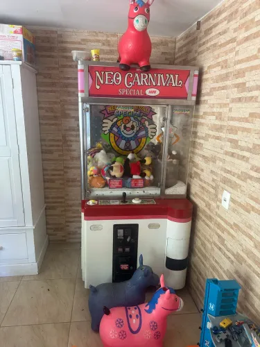 Grua Neo Carvival (máquina de pelúcia) funcionando perfeitamente