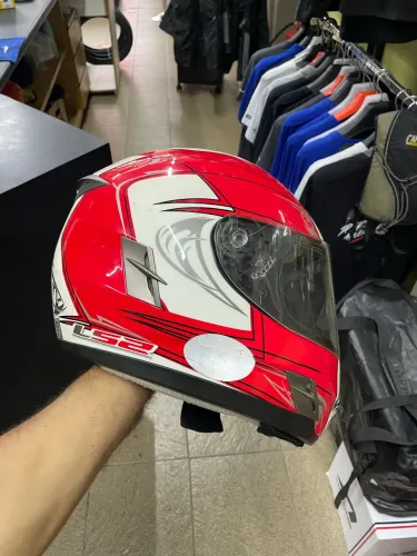  um capacete LS2