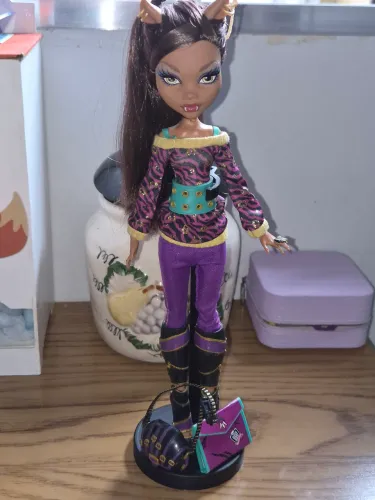Monster high clawdeen school out