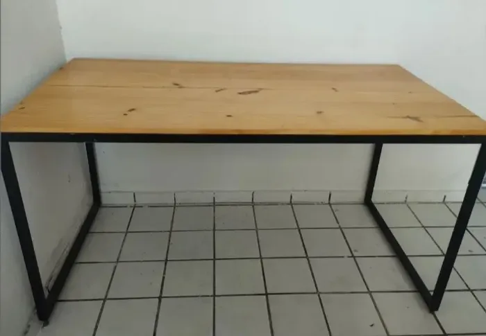 Mesa Industrial 1,60m - Tampo Pinus Maciço + Base Metalon Preta