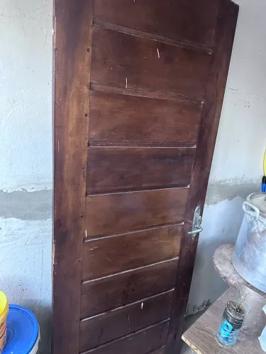 Porta em madeira mista.