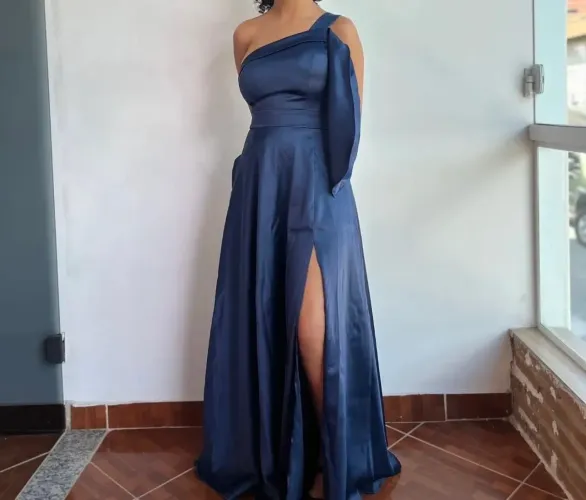 Vestido longo de cetim azul-marinho