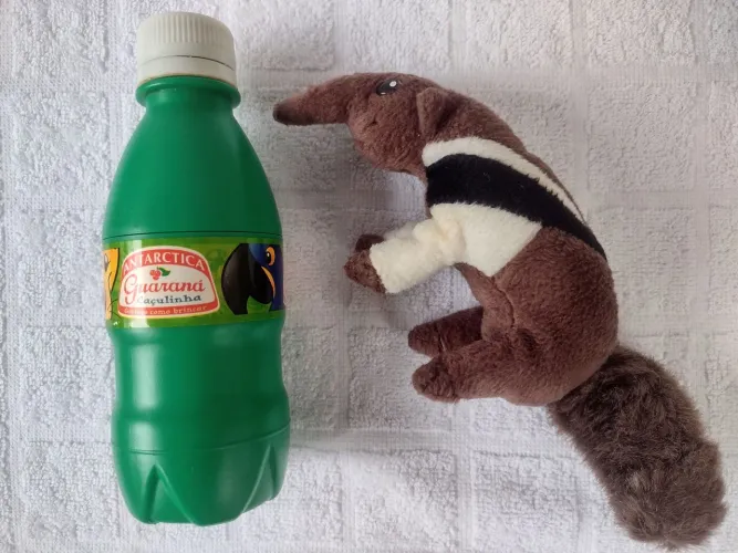 Mini Pelúcia na Garrafinha Guaraná Antarctica Caçulinha