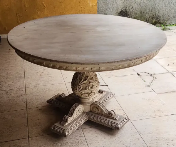 Mesa Vintage Redonda com Entalhe na base e na lateral 