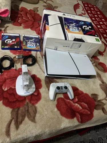 Vende-se PS5. Pouco tempo de uso na caixa e garantia de fábrica até 10/2026.