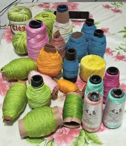 Lote de diversas linhas para tricô e crochê, aceito troca