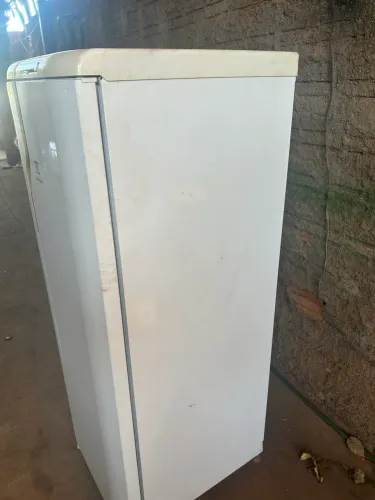 Vende-se geladeira Eletrolux para reaproveitar peças.