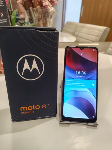 Smartphone Motorola básico, funcionando perfeitamente