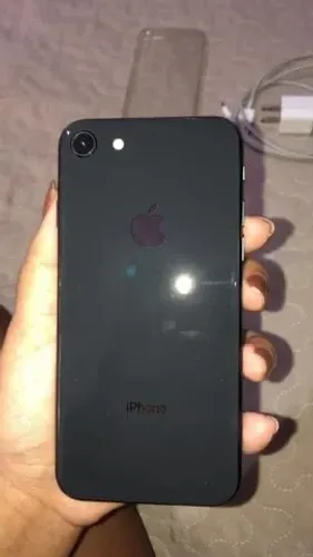 Vendo iPhone 8 preto com capinha 