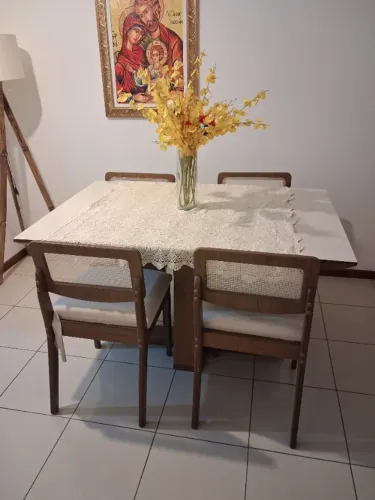 Jogo de mesa com 4 cadeiras seminova