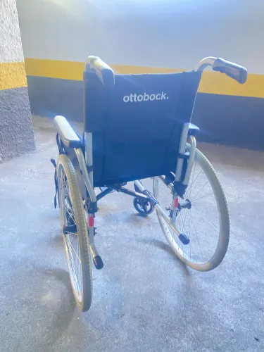 Cadeira de rodas, kit higiene e andador