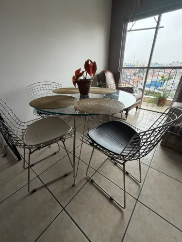 Conjunto de 4 cadeiras Bertoia com mesa tampo de vidro.