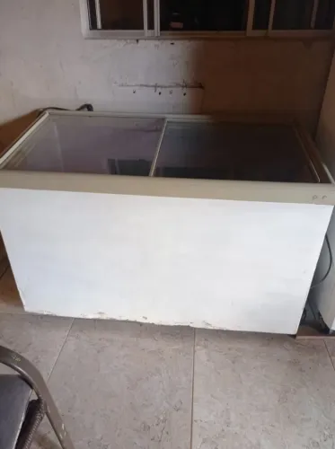 São dois frizer um orizontal e um vertical 2.500 os dois troco também em material de