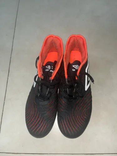 CHUTEIRA UMBRO! EM EXCELENTE ESTADO!!