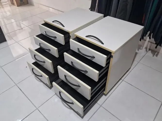 Par de Gaveteiros marca Giroflex com 04 gavetas em aço e rodinhas