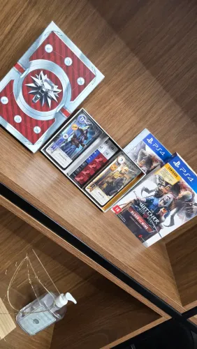 The Witcher 3: Wild Hunt - Blood and Wine + Baralho Oficial de Gwent PS4 Ed. Colecionador 