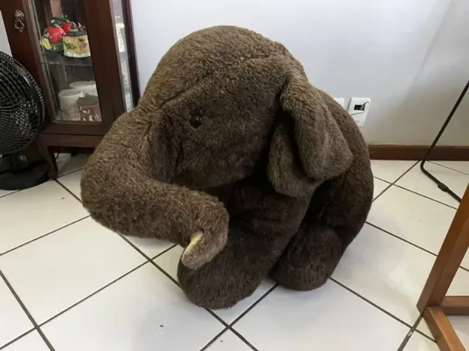 Elefante gigante de pelúcia