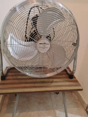 Circulador Britânia semi novo. Muito pouco uso acompanha mesinha apoio já com a mesinha.