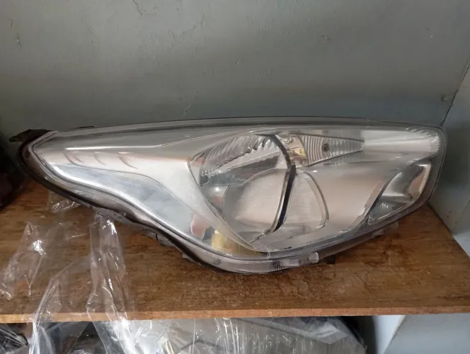 Farol do lado direito Ford Ka 