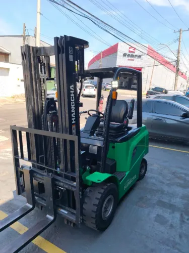EMPILHADEIRA HANGCHA LITIO 2,5 TON TORRE TRIPLEX 4,70 METROS