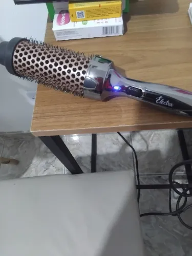 Vende-se uma modeladora para cabelo bivolt usada conservada