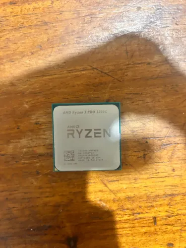 Ryzen 3 PRO 2200g usado.