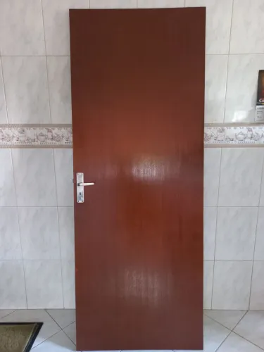 Porta interna com fechadura e dobradiças