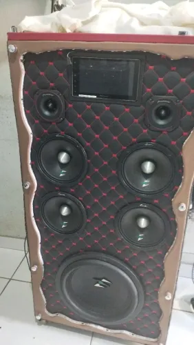 Vendo essa caixa de som redencial top