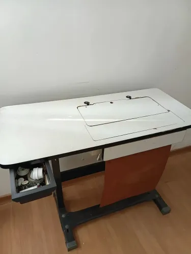 Máquina de Costura Singer Facilita com Gabinete/Mesa