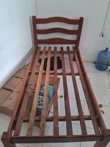 Cama de madeira reforçada 